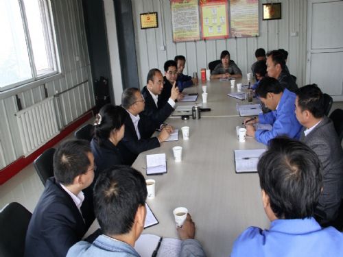 親臨基層，與職工面對(duì)面談心