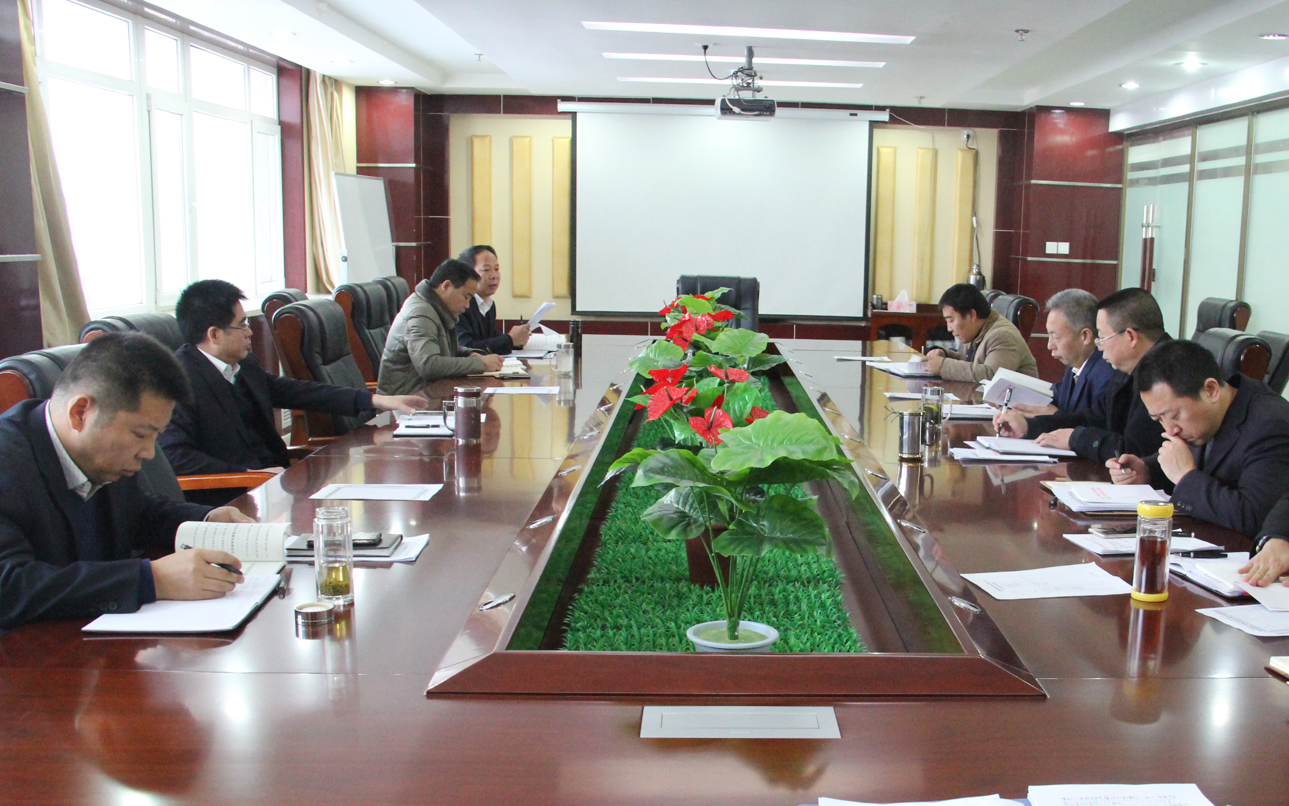 強化政治理論學(xué)習(xí)   推進從嚴治黨責(zé)任