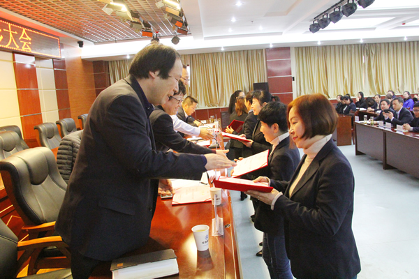 裝備公司舉行慶“三八”國際勞動(dòng)?jì)D女節(jié)暨“三八紅旗手”、“五好家庭”表彰會(huì)