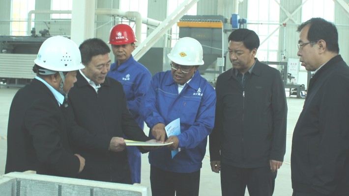 【“三抓三促”行動】臨夏州稅務局黨委委員、總會計師林萬民一行考察調(diào)研甘肅建投裝備公司復合保溫免拆外模板、鋼結構、井道式升降機項目